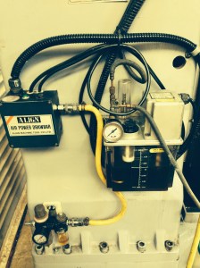 The control box for the pneumatic power drawbar (not working), and the automatic lubrication pump and reservoir (also not working).